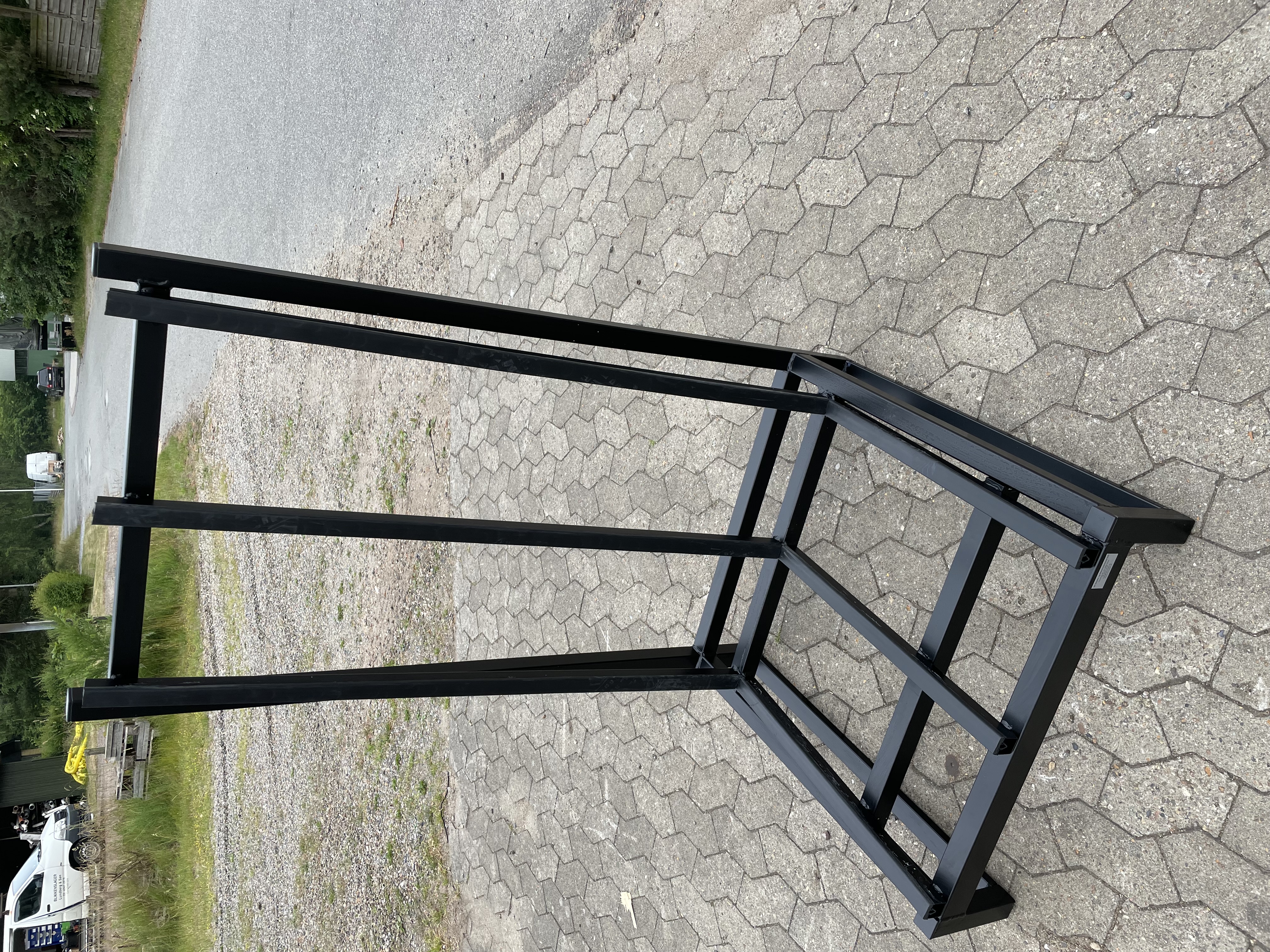 Single black fixed L Rack